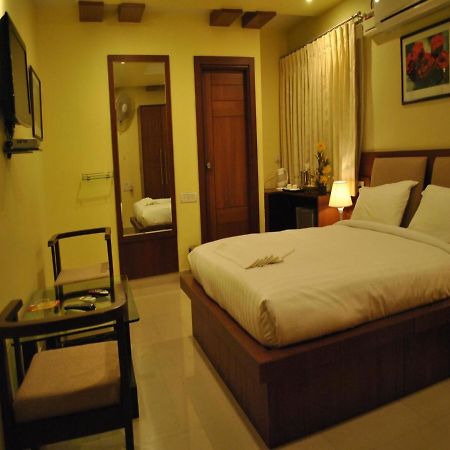 Hotel Sri Madhura Inn Hyderabad Bagian luar foto