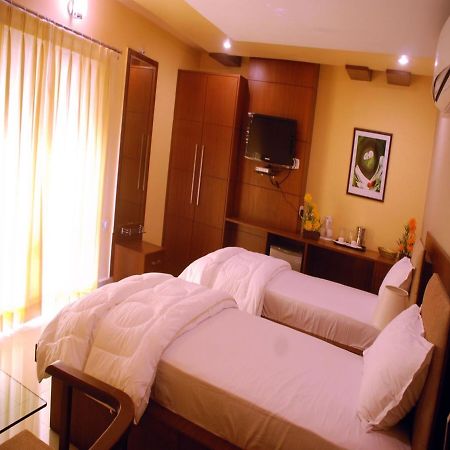 Hotel Sri Madhura Inn Hyderabad Bagian luar foto